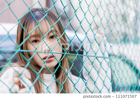 女性肖像胡同鐵絲網 111071507