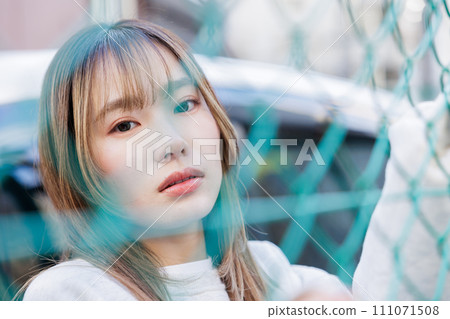 女性肖像胡同鐵絲網 111071508