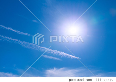 冠狀病毒後的日本橫濱城市景觀...航空需求的復甦、尾跡和陽光的痕跡...希望之光 = 1 月 30 日 111072249