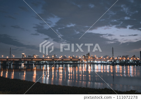 bridge night view traffic track 111072278