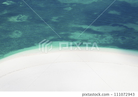 white sandy beach in the green ocean 111072943