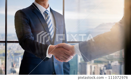 Businessman shaking hands 111072976