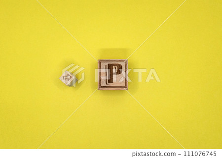 黃色背景中央指向英文P塊的小箭頭 111076745