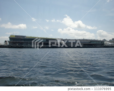 A large building in Yokohama 111076995