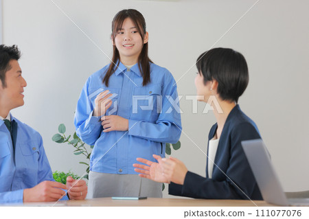 工程師男人和女人聽取顧問的建議_1 工程師男人和女人聽取顧問的建議_1 111077076