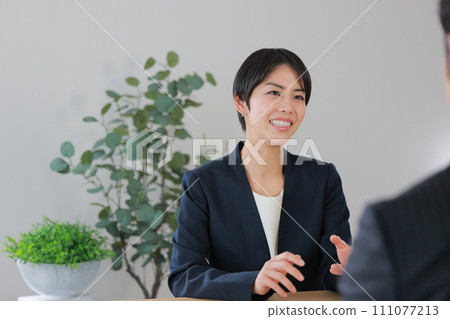 Female advisor explaining to customer_1 Female advisor explaining to customer_1 111077213
