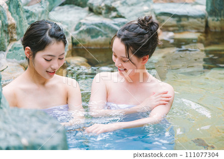 Women's trip open-air bath bathing image 111077304