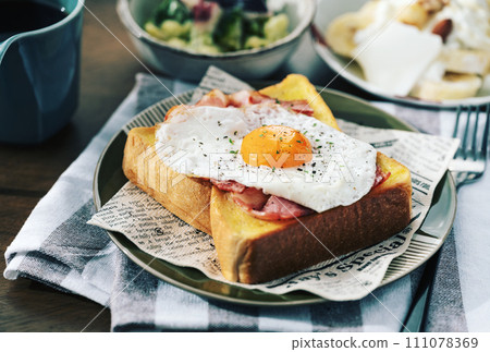 Fried egg toast Fried egg toast 111078369