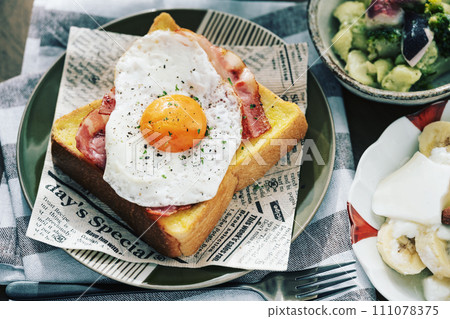Fried egg toast Fried egg toast 111078375