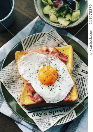 Fried egg toast 111078376