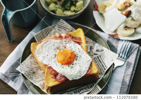 Fried egg toast 111078380