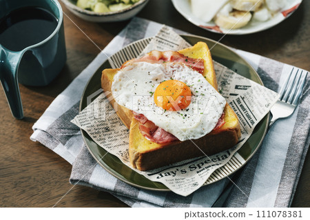 Fried egg toast 111078381