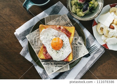 Fried egg toast 111078386