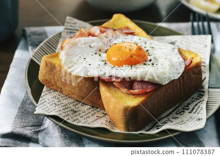 Fried egg toast 111078387