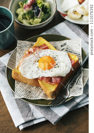 Fried egg toast 111078392