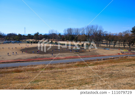 青少年棒球隊訓練場景,冬天的風景,荒川河床 青少年棒球隊訓練場景,冬天的風景,荒川河床 111079729