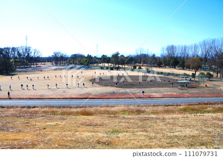 青少年棒球隊訓練場景,冬天的風景,荒川河床 青少年棒球隊訓練場景,冬天的風景,荒川河床 111079731