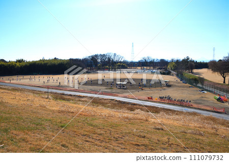 青少年棒球隊訓練場景,冬天的風景,荒川河床 青少年棒球隊訓練場景,冬天的風景,荒川河床 111079732