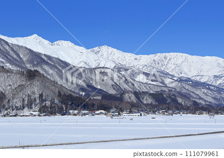 從白馬山腳下看到的冬季北阿爾卑斯山 111079961