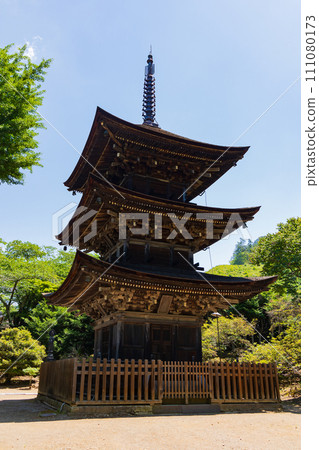 長野縣上田市的初夏，前山寺、三層寶塔的新綠 111080173