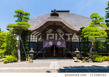 Early summer in Ueda City, Nagano Prefecture, the main hall of Maeyamaji Temple with fresh greenery 111080181