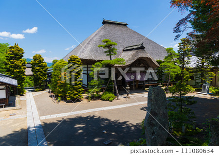 Early summer in Ueda City, Nagano Prefecture, the main hall of Maeyamaji Temple with fresh greenery 111080634