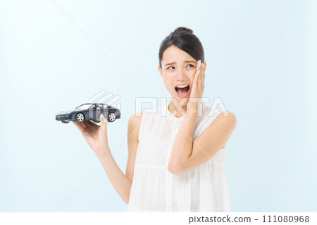 有汽車模型的一名婦女 111080968