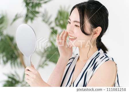 一個感覺皮膚保濕的女人 111081258