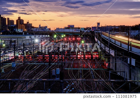 黎明時分，日清市鶴舞線車輛在日清工廠排隊 111081975
