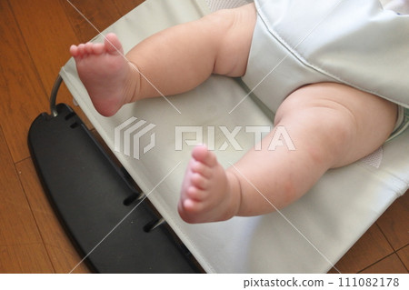 嬰兒腳放在搖椅上 111082178