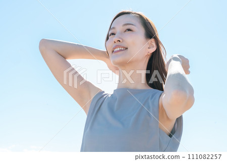 穿著無袖衣服的清爽年輕女子 111082257