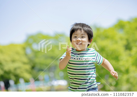 一個男孩在一個新鮮的綠色公園跑步 111082357