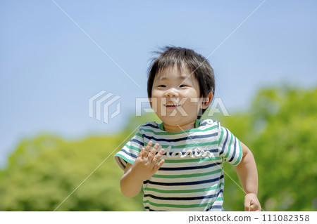 一個男孩在一個新鮮的綠色公園跑步 111082358