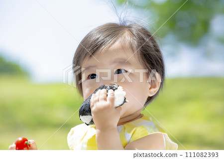 在公園吃飯糰的女孩 111082393
