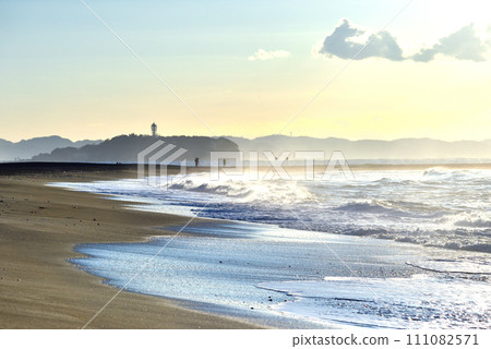 清晨從茅崎海岸看到的江之島 清晨從茅崎海岸看到的江之島 111082571