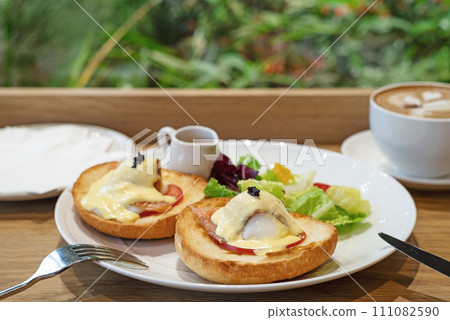 cado toast  with eggs benedict,smoked salmon,hollandaise sauce and mixed greens 111082590