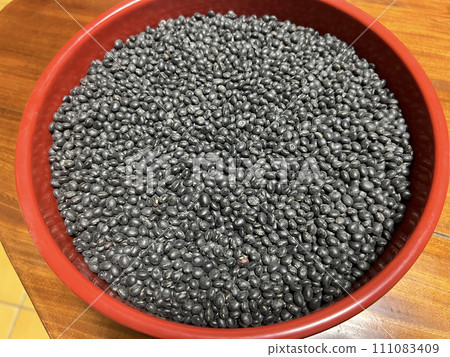拍攝曬乾後的黑豆 拍攝曬乾後的黑豆 111083409