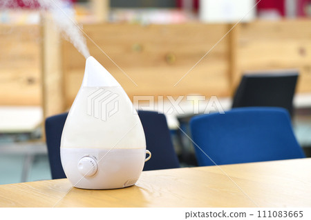 A humidifier that humidifies a room by emitting smoke (water vapor) indoors. 111083665