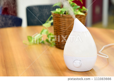 透過在室內散發煙霧(水蒸氣)來加濕房間的加濕器。 透過在室內散發煙霧(水蒸氣)來加濕房間的加濕器。 111083666