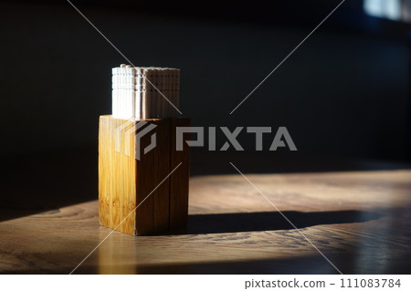 Toothpick_Left side is exposed to light B 111083784