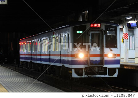 [Kanto Railway] Kiha 2300 type at night (Joso Line: Moriya Station) 111083847
