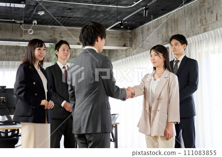 亞洲商界人士在辦公室握手 亞洲商界人士在辦公室握手 111083855