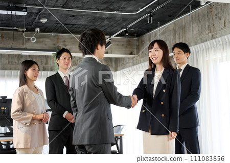 Asian business people shaking hands in the office 111083856