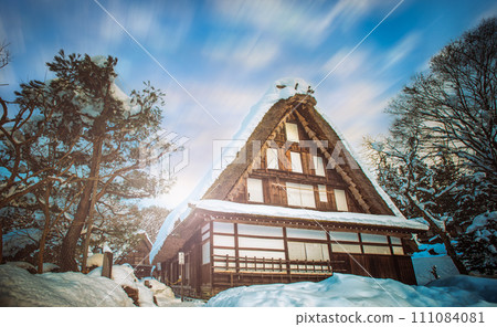 Traditional Japanese house covered in snow 111084081