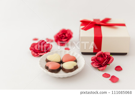 [Valentine's Day] Chocolate with ribbon and flowers 111085068
