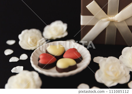 [Valentine's Day] Chocolate with ribbon and flowers 111085112