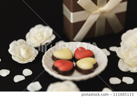 [Valentine's Day] Chocolate with ribbon and flowers 111085113