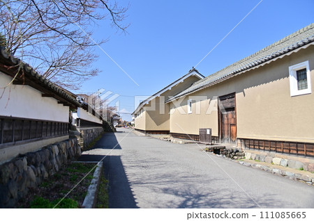 富商宅邸田中本家的倉庫與宅邸之間的道路 111085665