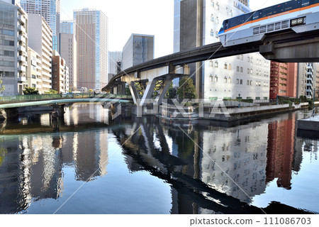 Monorail crossing the Shibaura canal 111086703
