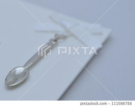 銀湯匙和絲帶 銀湯匙和絲帶 111086788